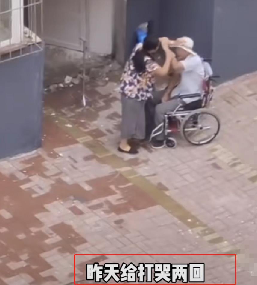 沈阳一女子当街殴打患病丈夫，扇耳光、用鞋子抽脸，邻居：她总打他，还见他哭两回