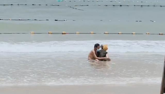 尴尬了，一对情侣在海滩上亲热，回头才看到救生员在后面看着他们