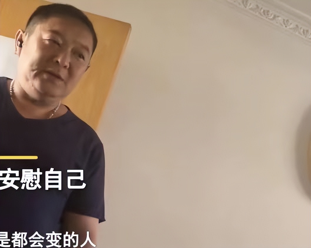 女儿失恋大哭，爸爸暖心安慰，朴实的话语让人泪奔：父母最爱我们