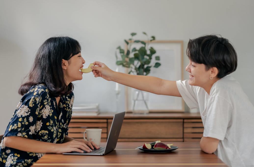 男女之间是否有暧昧，这三个线索能够看出来，藏不住的